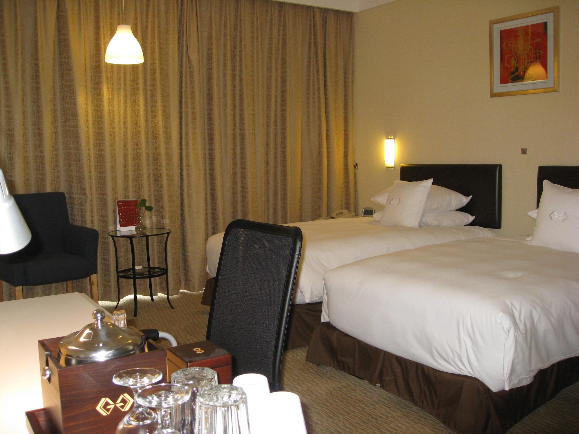 Gloria Plaza Hotel Kangqiao Shanghai Bagian luar foto