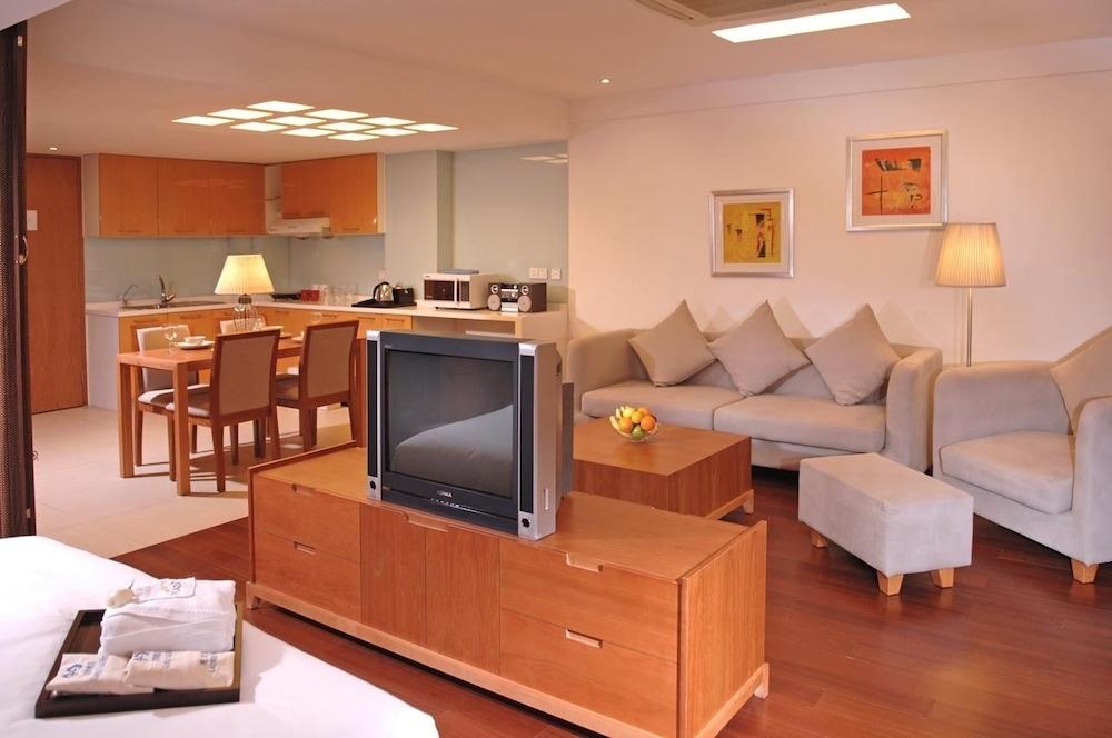 Gloria Plaza Hotel Kangqiao Shanghai Bagian luar foto