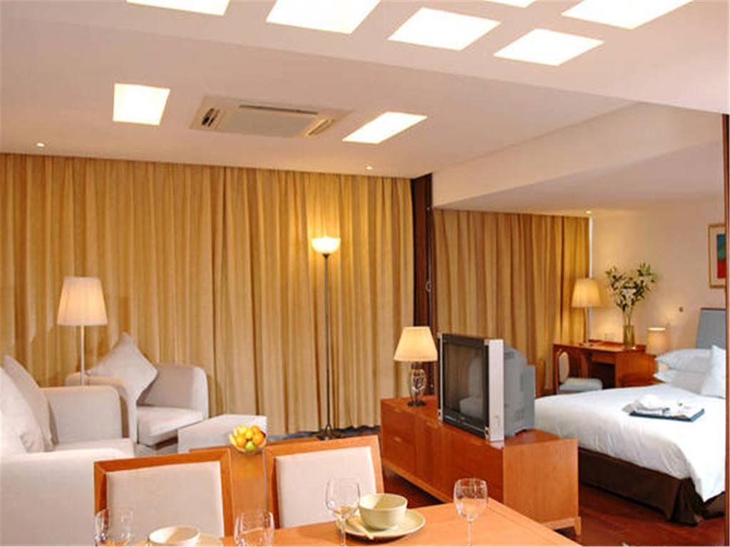 Gloria Plaza Hotel Kangqiao Shanghai Bagian luar foto