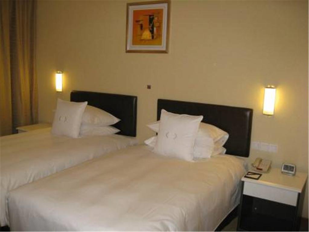 Gloria Plaza Hotel Kangqiao Shanghai Bagian luar foto