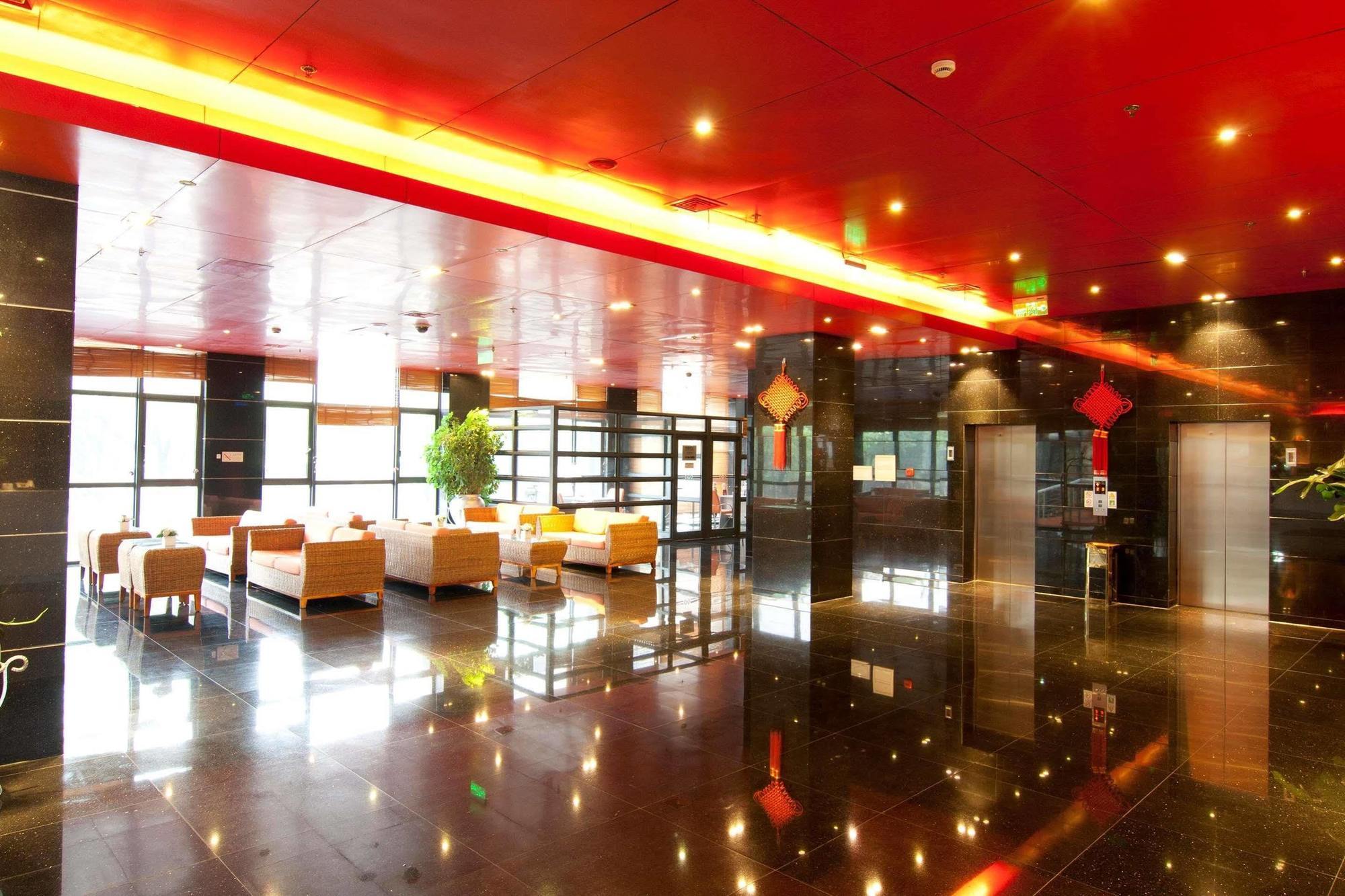 Gloria Plaza Hotel Kangqiao Shanghai Bagian luar foto