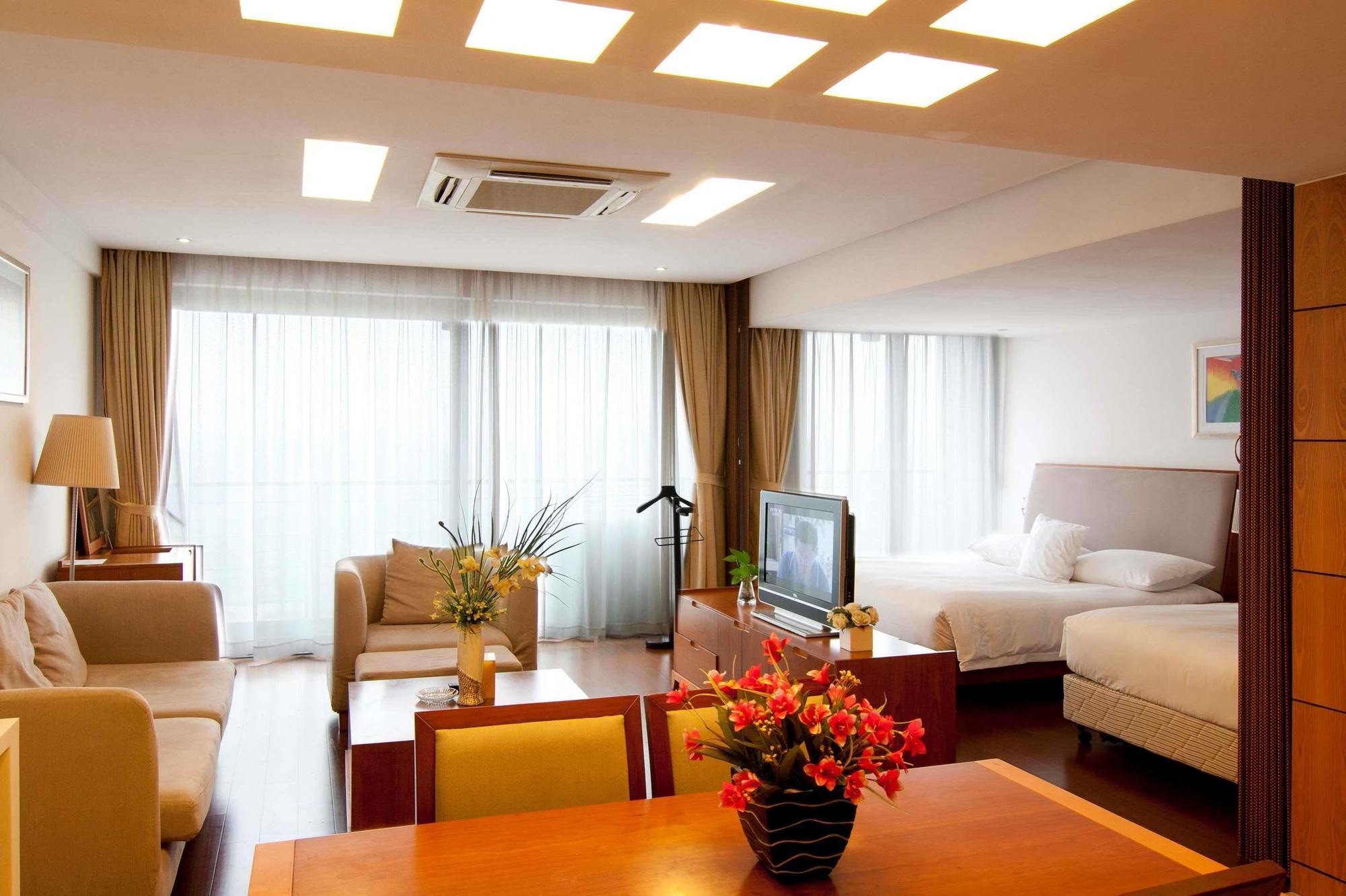 Gloria Plaza Hotel Kangqiao Shanghai Bagian luar foto